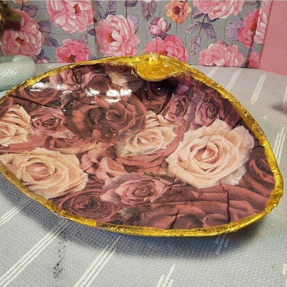 DECOUPAGE CLAM SHELL DECOUPAGE PINK ROSES 🌹 ON A CLAM SHELL TRINKET DISH - Picture 7 of 10